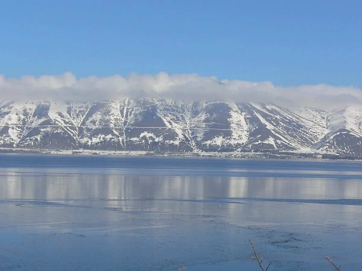 Озеро в ереване севан фото Файл:Lake Sevan. View from Yerevan-Tbilisi highway.jpg - Вікіпедія