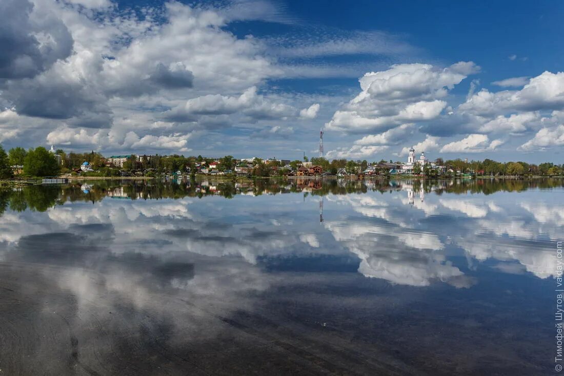 Озеро валдай фото Perfect calm: май на Валдайском озере. Вид на город из Соловьёвского парка / Вал