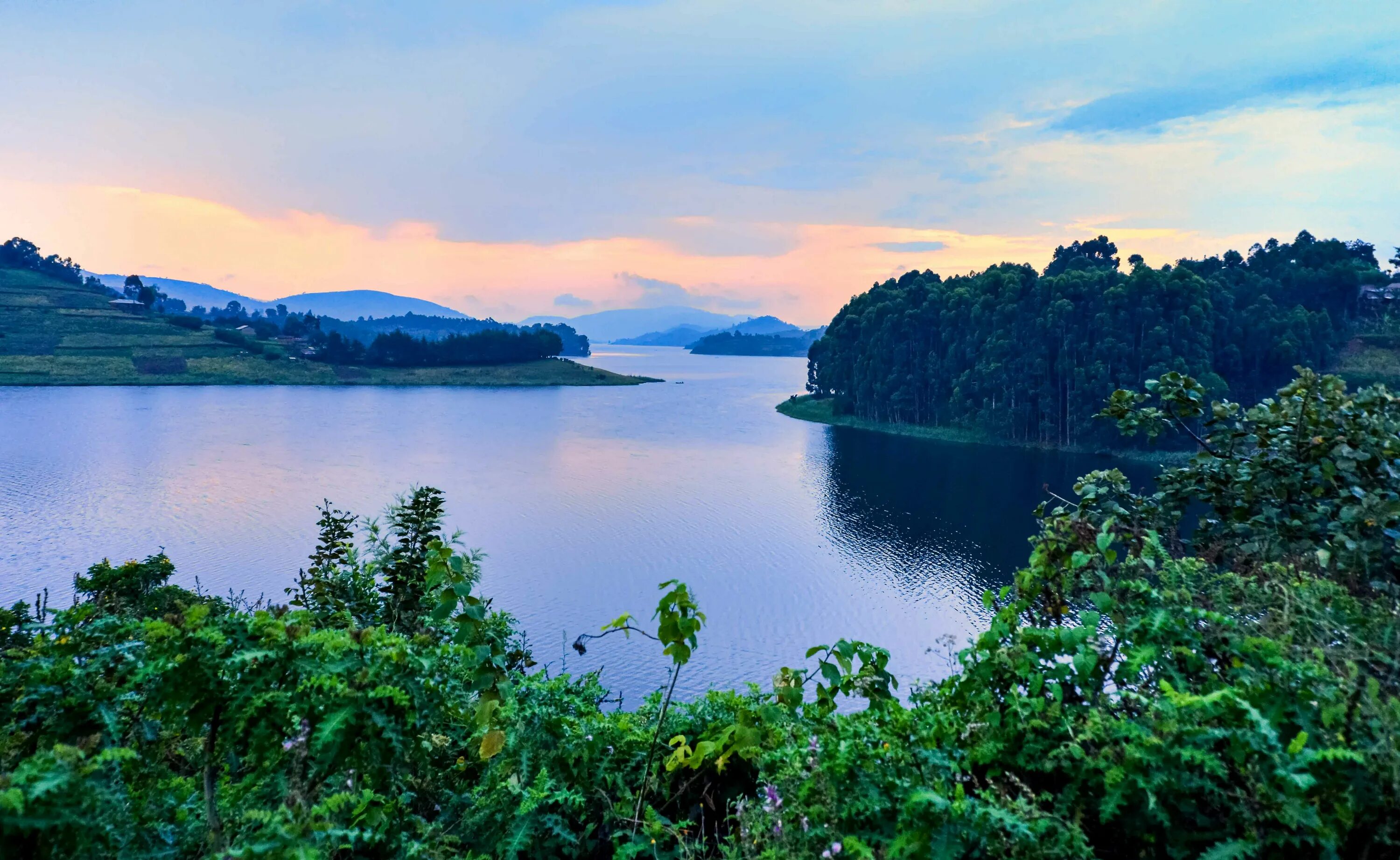 Озеро виктория фото File:Lake Bunyonyi (48073116058).jpg - Wikimedia Commons