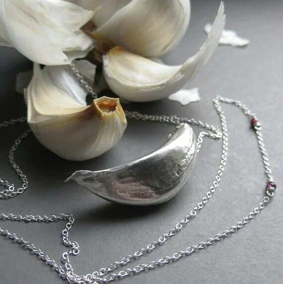 Ожерелье из чеснока фото Garlic VAMPIRE REPELLENT or MAGNET Sterling Necklace Made to Order - Etsy Sterli