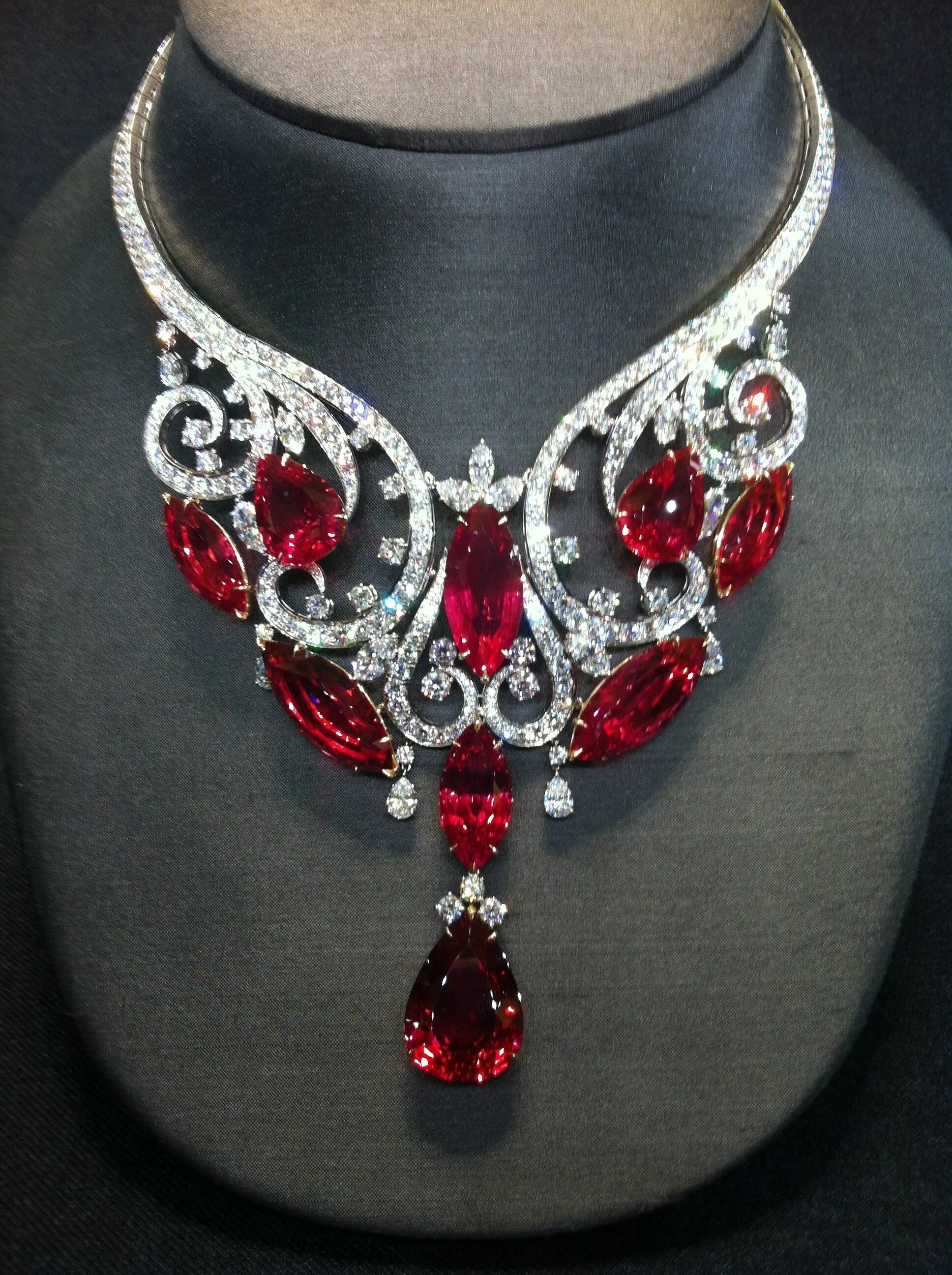 Ожерелье камень фото Magnificent necklace, 180 carats in spinel, Harry Winston Expensive necklaces, R