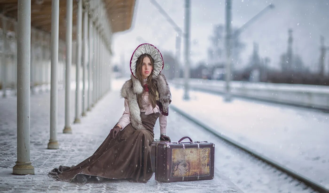 Ожидание на вокзале фото Waiting for the train / Постановочная фотография была сделана для 2nd internatio