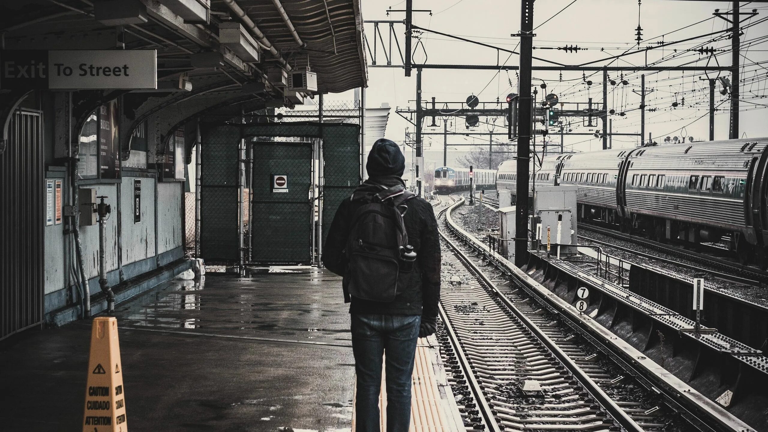 Ожидание на вокзале фото Download wallpaper 2560x1440 man, railway, station, platform, rails widescreen 1