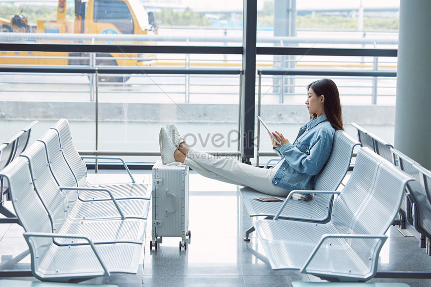 Ожидание в аэропорту фото Female Sitting At The Airport Waiting Room Using Tablet Picture And HD Photos Fr