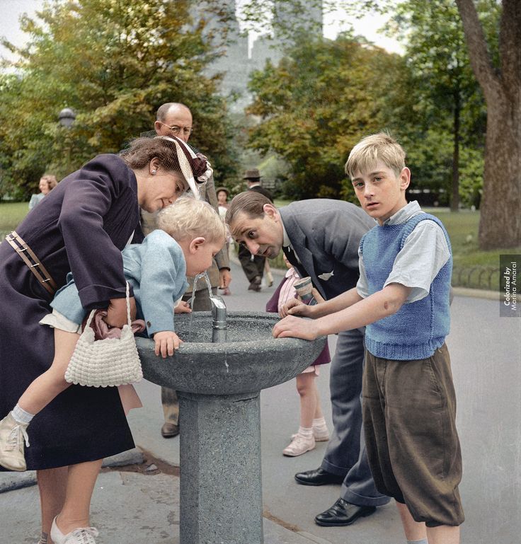 Оживи старое фото September 1942. New York. Drinking fountain in Central Park on Sunday. Drinking 