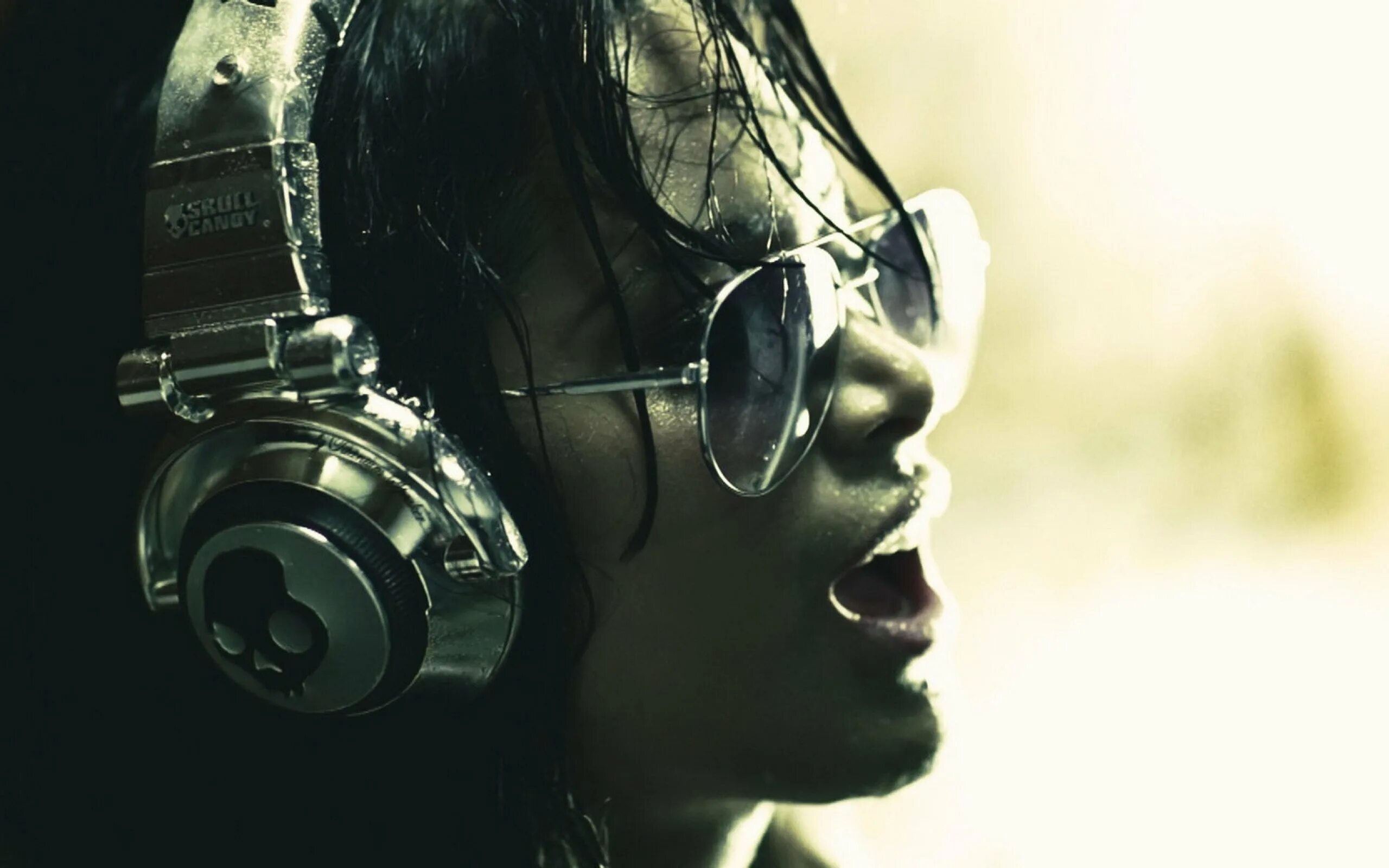 Оживить фото под песню онлайн Fondos de pantalla : 1scandy, 2560x1600 px, auriculares, música, póster, radio, 