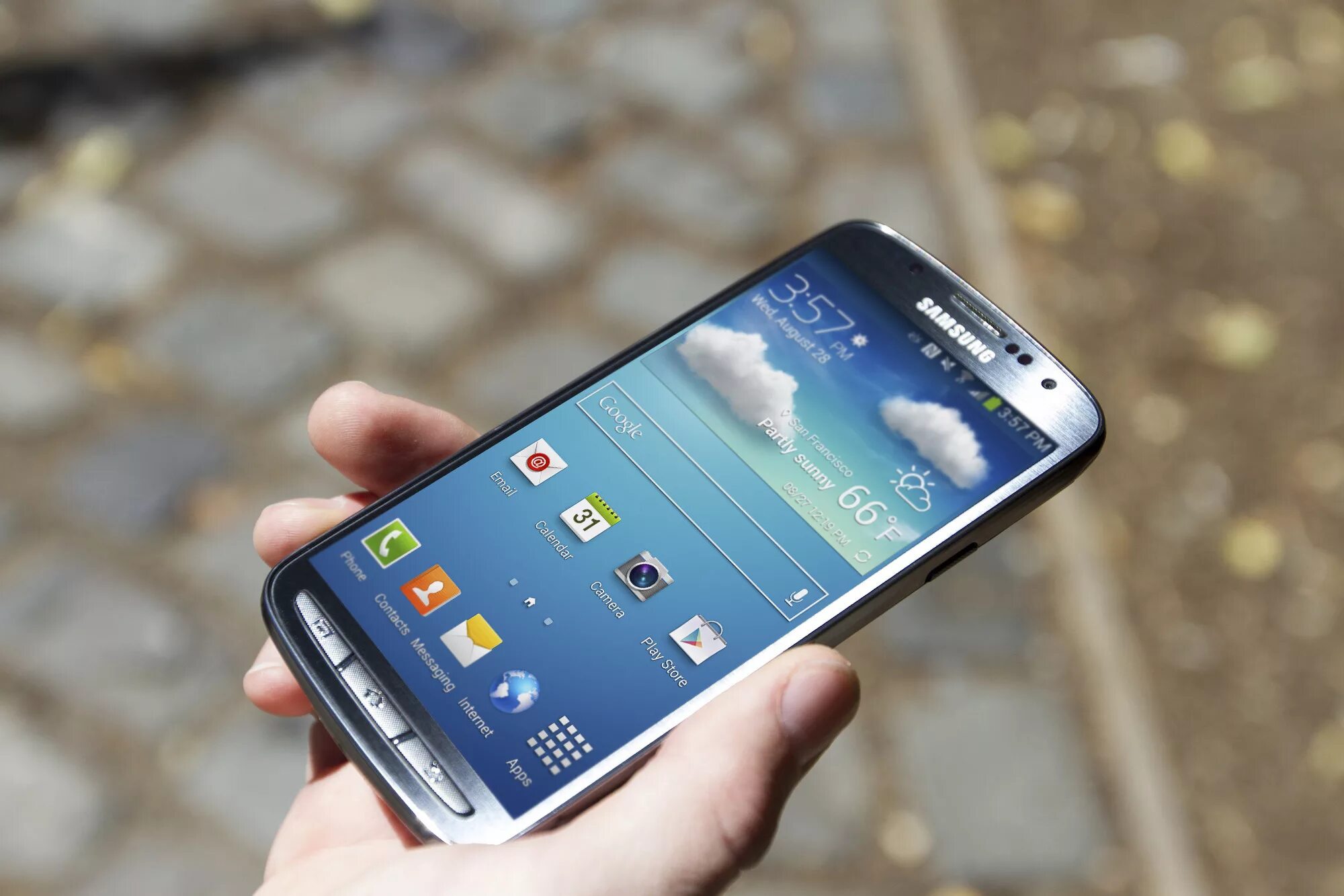 Оживить фото самсунг Samsung Galaxy S4 Active в руке Обои для рабочего стола 1280x1024