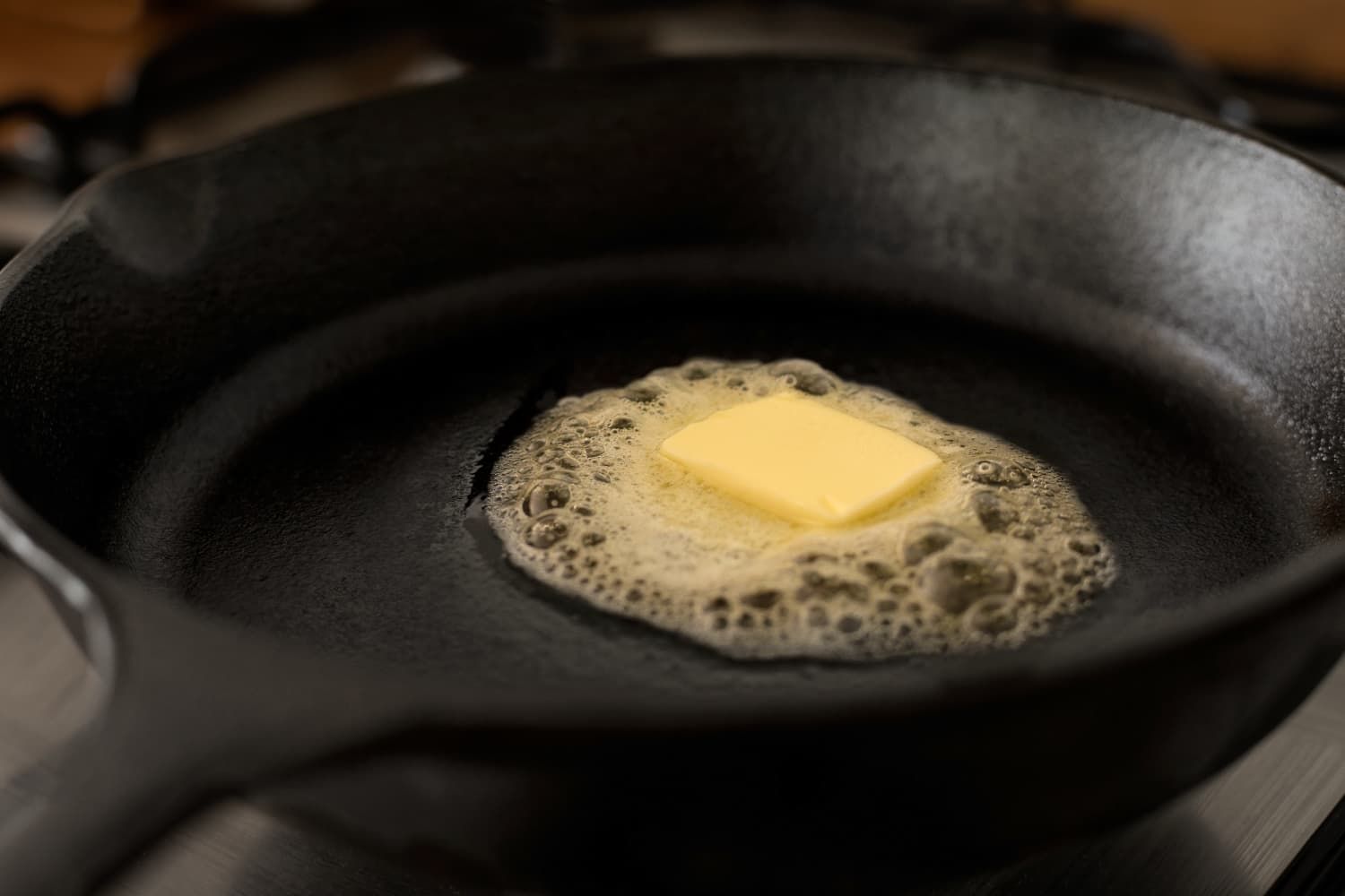 Ожог маслом со сковороды фото This Indian-Style Bread Omelet Technique Has Us Completely Mesmerized Fun cookin