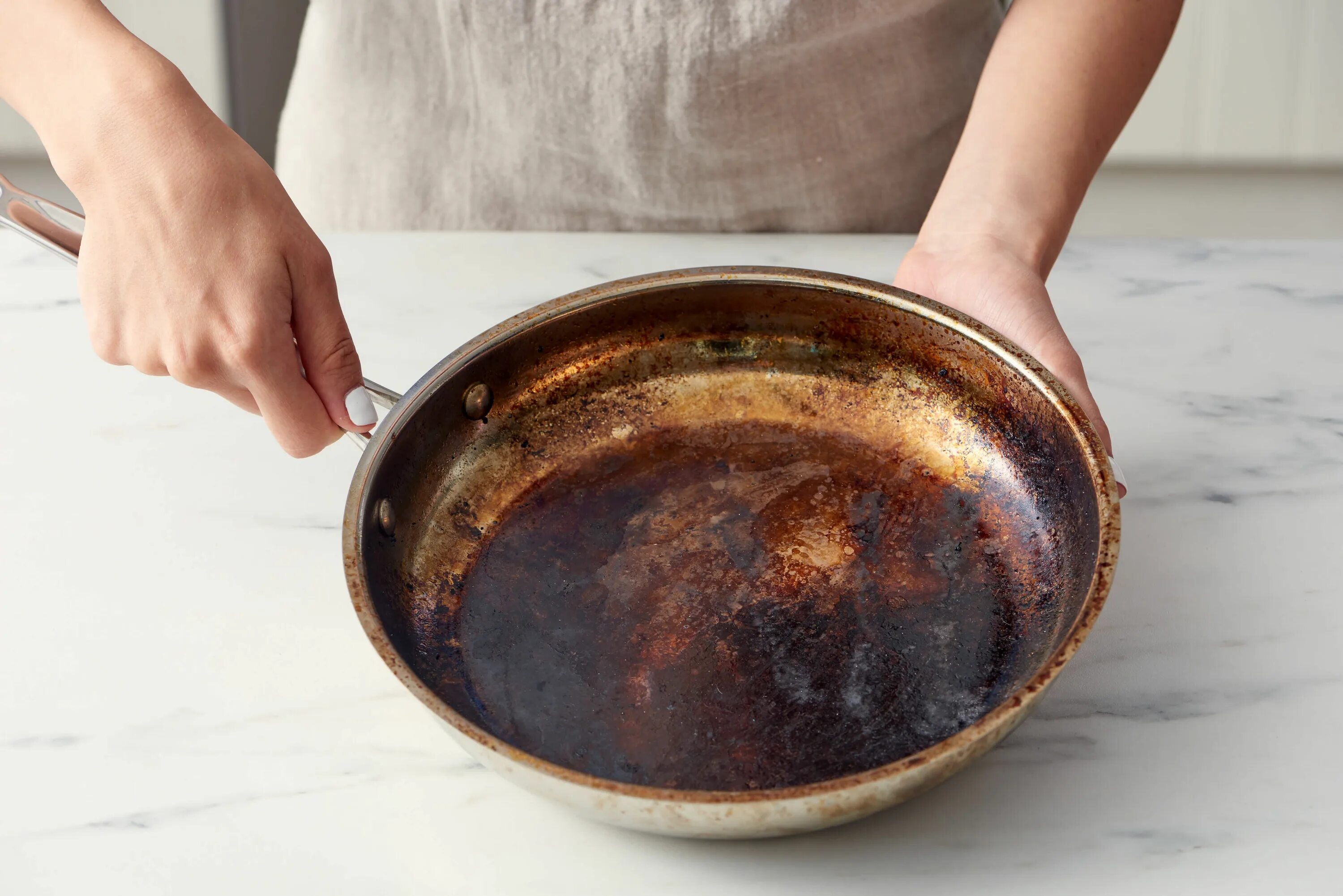 Ожог маслом со сковороды фото How To Clean Burnt Pots & Scorched Pans Clean burnt pots, Stainless steel pans, 