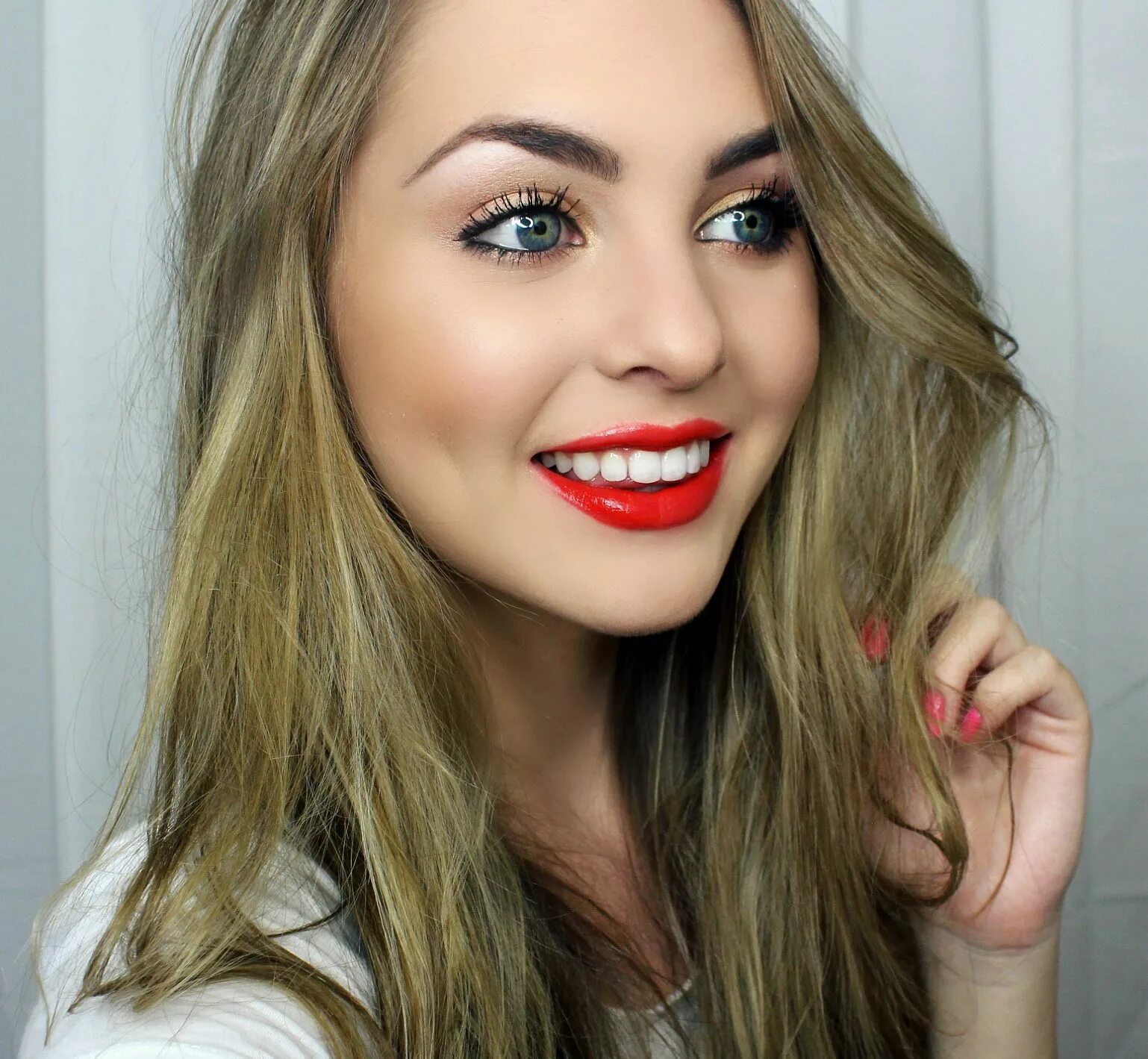 Озвучка красавица с легким макияжем Lucy Hale inspired Makeup from the PLL 100th episode party. Bold lips and gold &