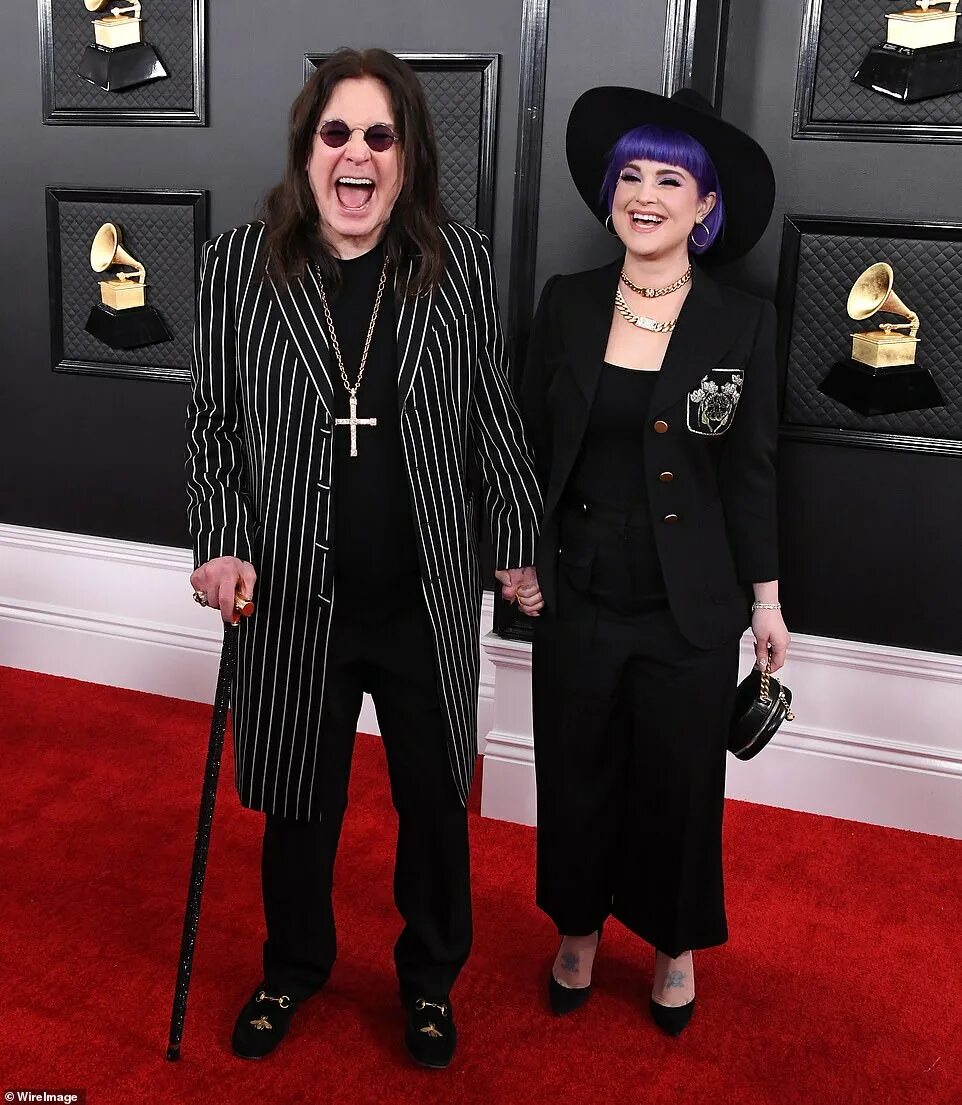 Оззи осборн как выглядит сейчас Brave Ozzy Osbourne looks frail as he goes for a walk in Los Angeles Daily Mail 