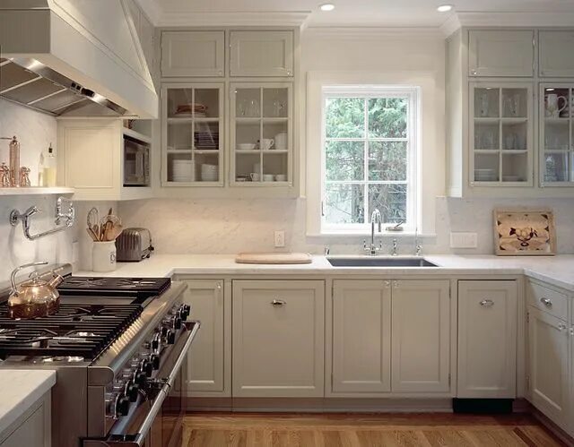 П кухня с окном посередине фото St. Francis Woods Residence Light grey kitchen cabinets, Light grey kitchens, Ki
