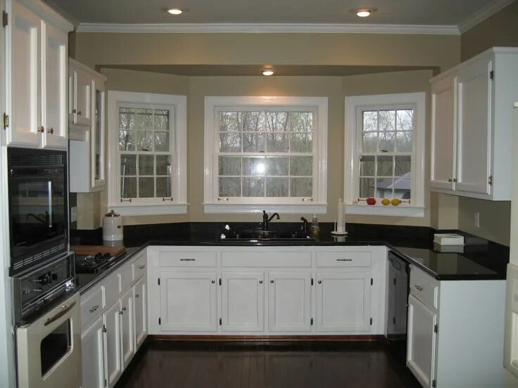 П кухня с окном посередине фото Image from http://www.kitchenmu.com/imgs/2015/11/captivating-u-shape-modern-kitc