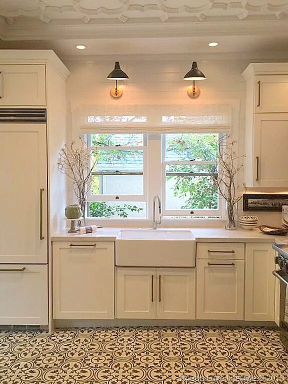 П кухня с окном посередине фото Trad Home Napa Valley Show House Tour Home decor kitchen, Craftsman kitchen, Far