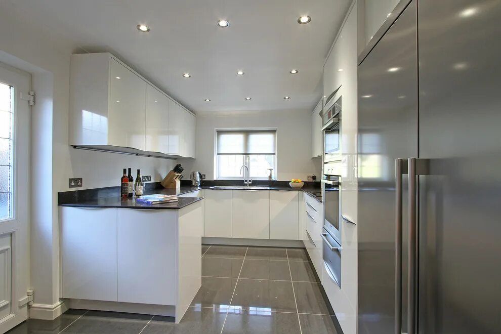 П образная кухня фото в интерьере Rotpunkt Lucido White High Gloss Kitchen - Современный - Кухня - Хэмпшир - от эк