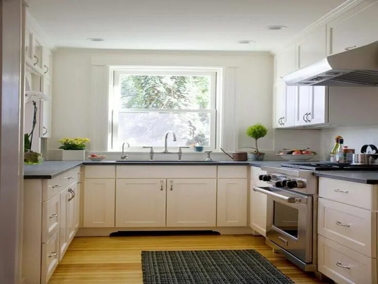 П образная кухня с окном посередине фото Kitchen Appliances For Small Kitchens Galley kitchen remodel, Farmhouse kitchen 