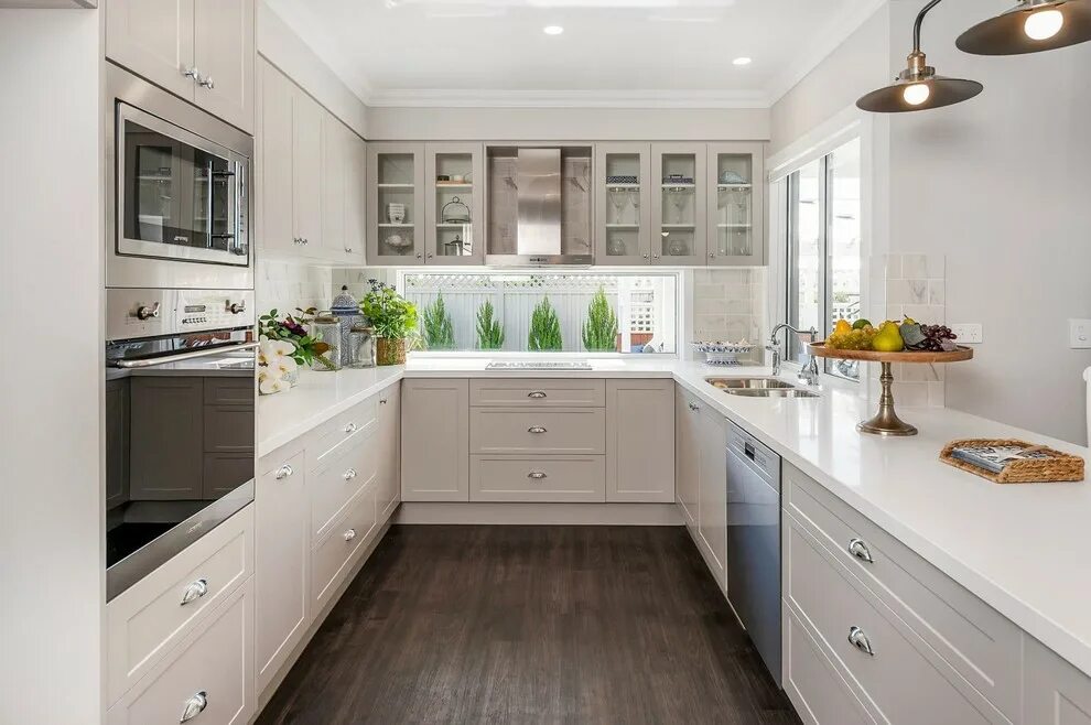 П образная кухня с окном посередине фото HAMPTONS LIVING - Классический - Кухня - Брисбен - от эксперта Aspect Cabinetmak
