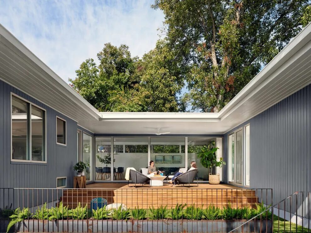 П образный частный дом фото Remodel by Matt Garcia Design HomeAdore Architect house, Mid century landscaping