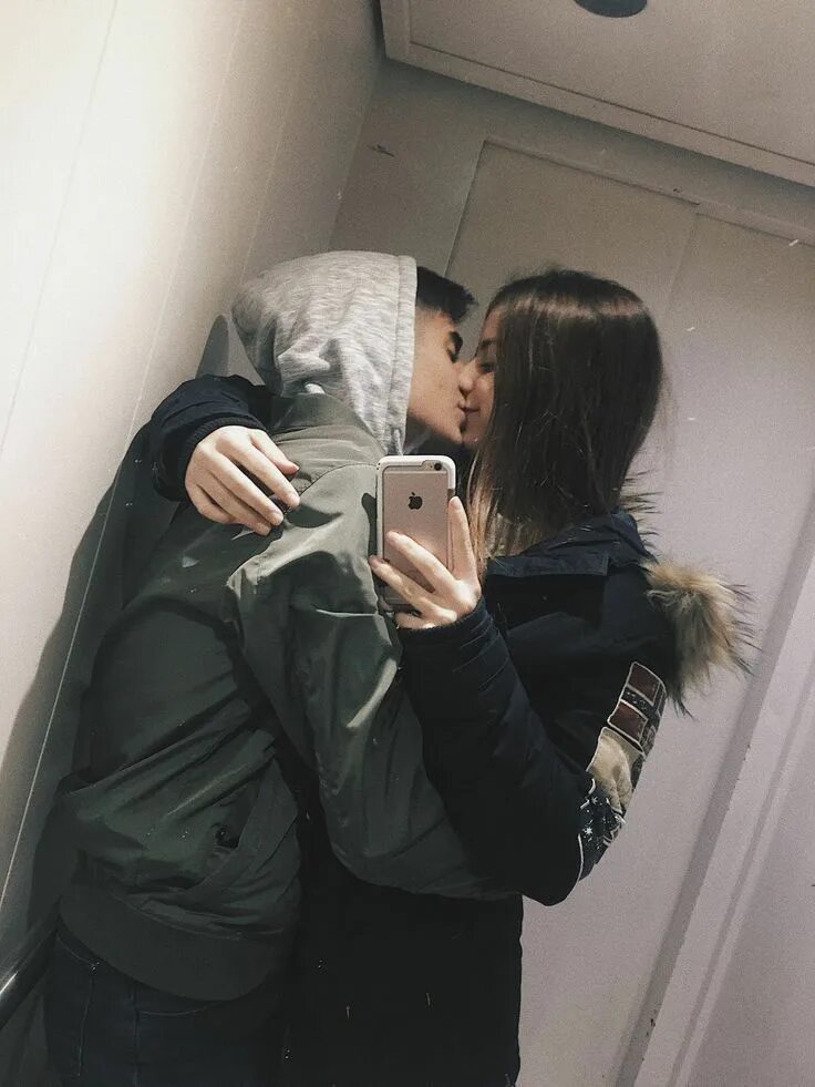 Парень с девушкой лицо закрыто фото ☾ ωe αll нαve secяeтs // @badassqueen107 ☽ Подростковые пары, Милые пары, Романт