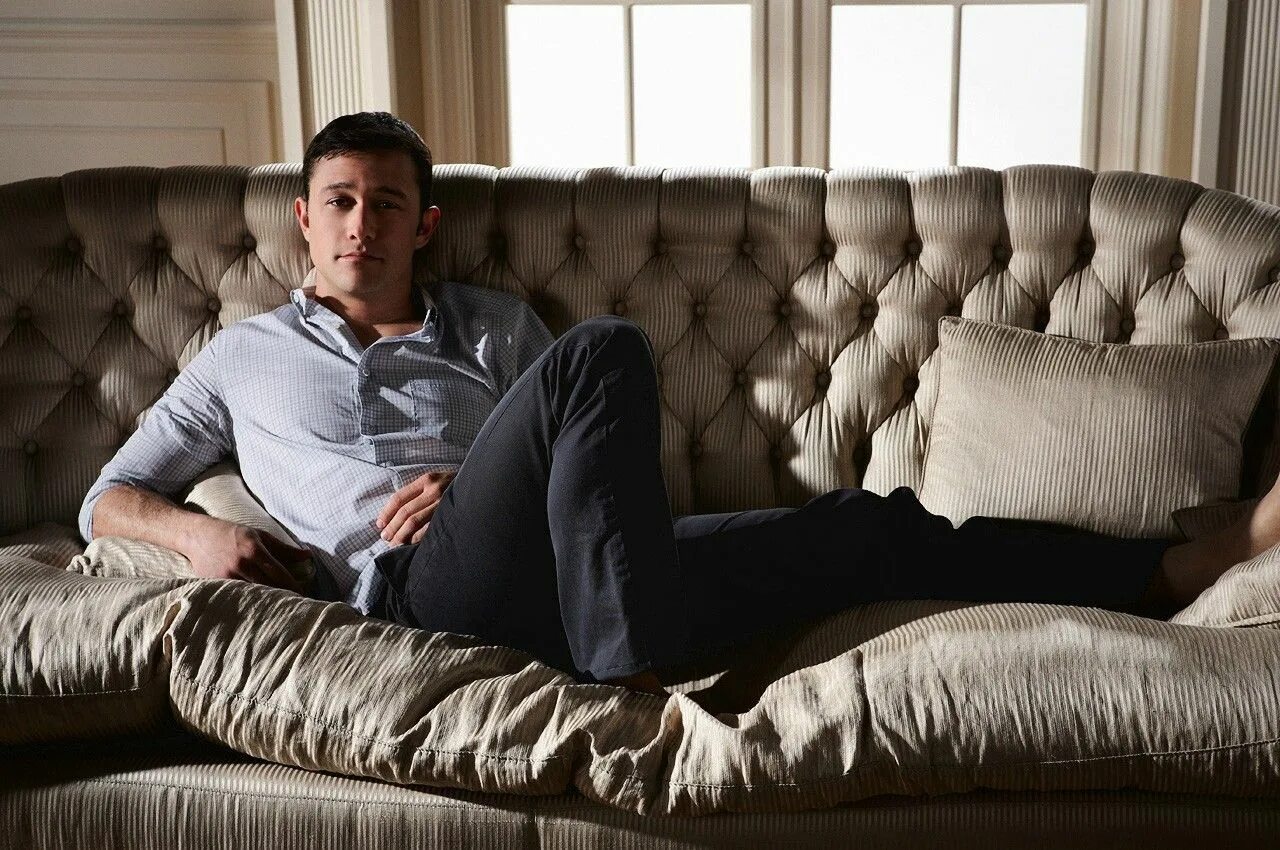 Парень сидит на диване фото Joseph Gordon Levitt, please make room for me on that couch. Joseph gordon levit