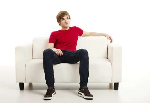 Парень сидит на диване фото Guy On Couch Изображения: просматривайте стоковые фотографии, векторные изображе