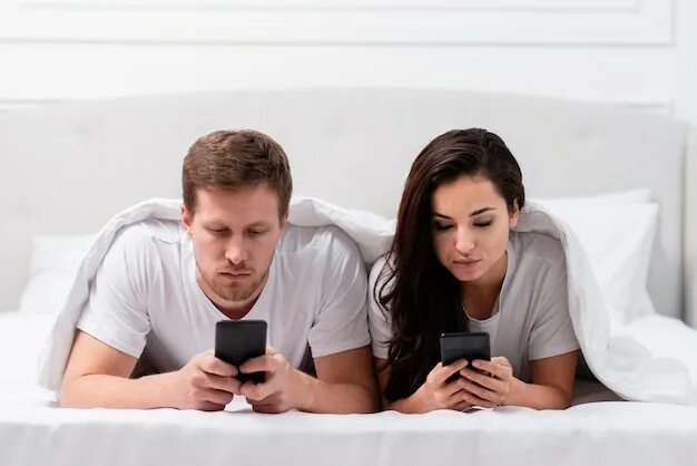 Парень смотрит фото бывшей Page 2 Sad Couple On Phone Images - Free Download on Freepik
