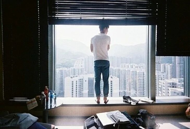 Парень у окна фото Pin by Isabel Szilagyi on characters: The Batfam Windows, Tiny apartment, Life