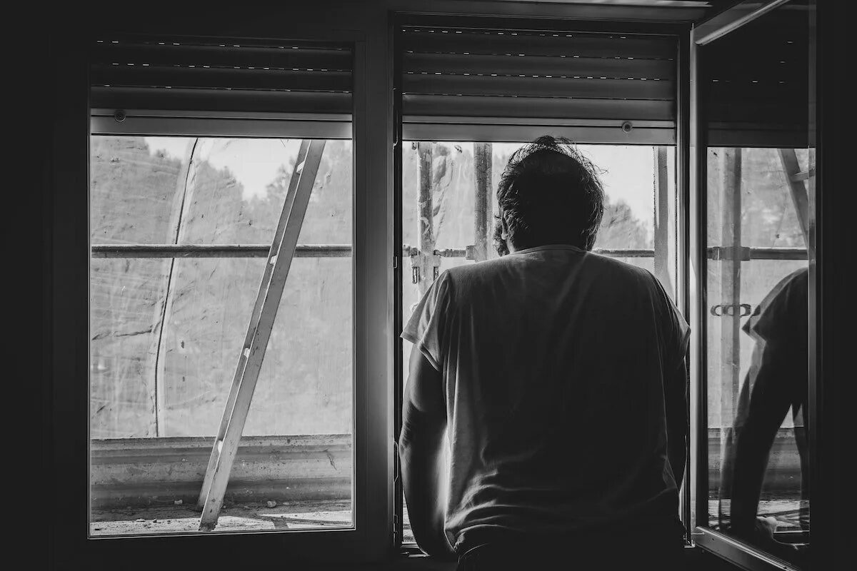 Парень у окна фото How Can Attachment Theory Helps Us Survive Quarantine?