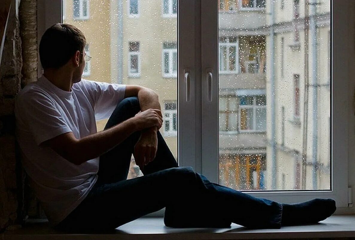 Парень у окна фото 2 АВГУСТА - День сидения на подоконниках - ( если интересно ) - стихотворение по