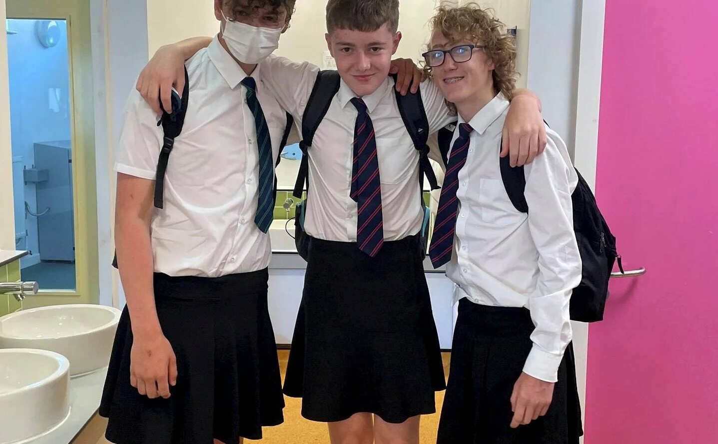 Парень в школе фото Teenage boys wear skirts to school to protest shorts ban in heatwave The Indepen