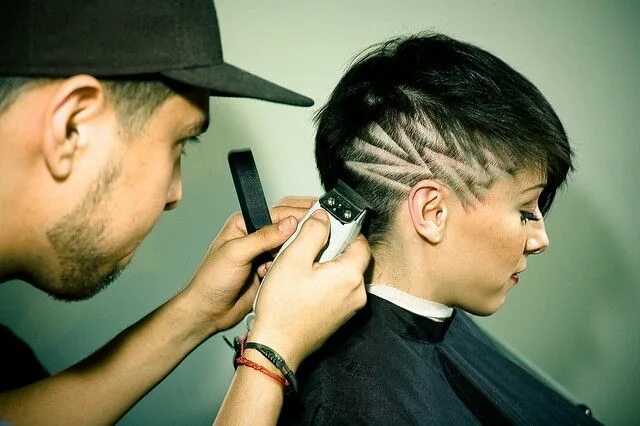 Парикмахер модные стрижки Hair Cut by "Got Clippers" Shaved hair designs, Hair designs for girls, Edgy hai
