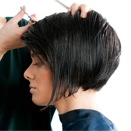 Парикмахер женской стрижки Stylists Say This Is The Haircut You Should Avoid Over 40 Because It Ages You IN