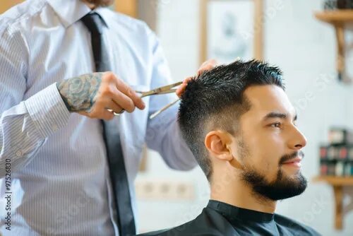 Парикмахерский стиль фото Professional barber making haircut фотография Stock Adobe Stock