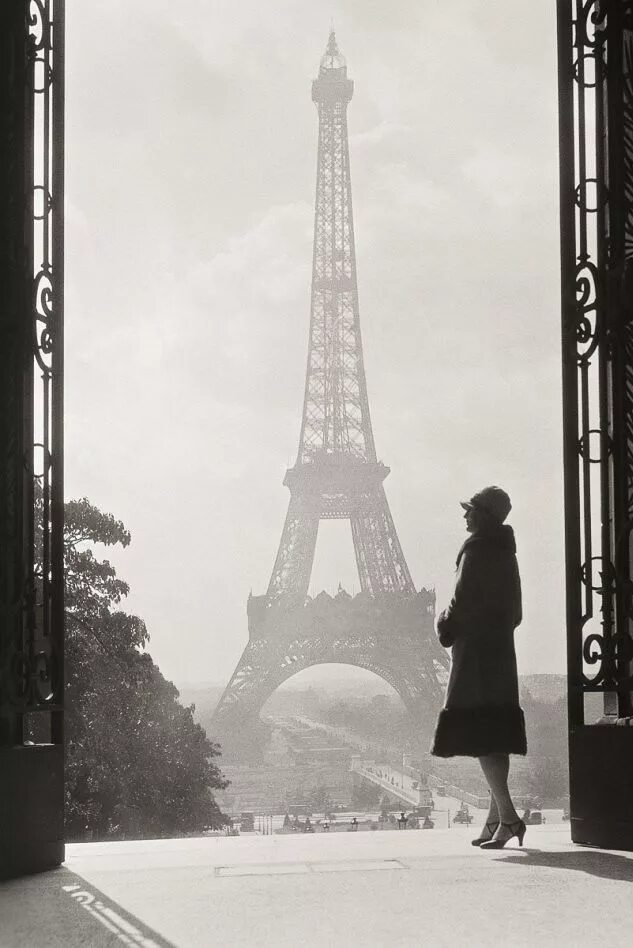 Париж черно белое фото Vintage Eiffel Tower in the 1920s