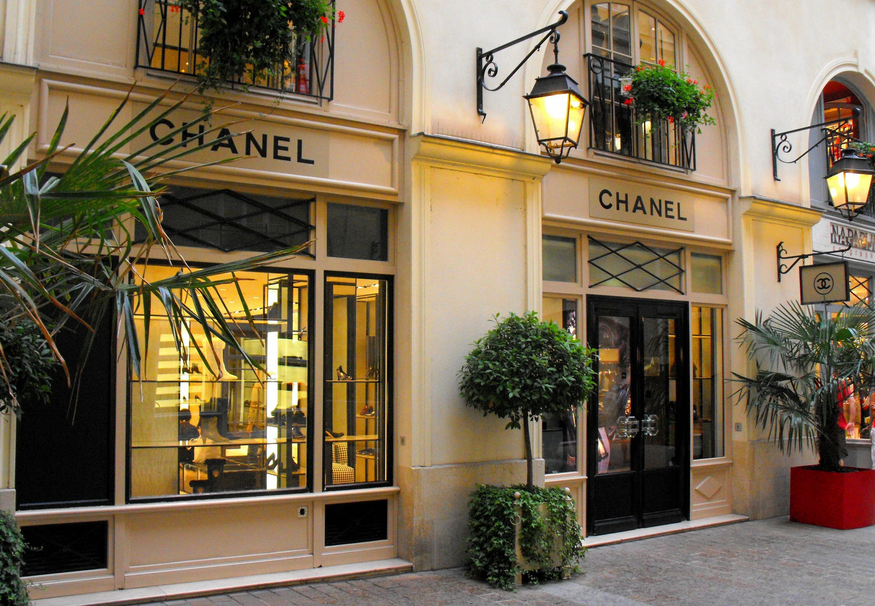 Париж фото магазины 10 Tips to Snag a Deal on Designer Handbags French luxury brands, Shop interior 
