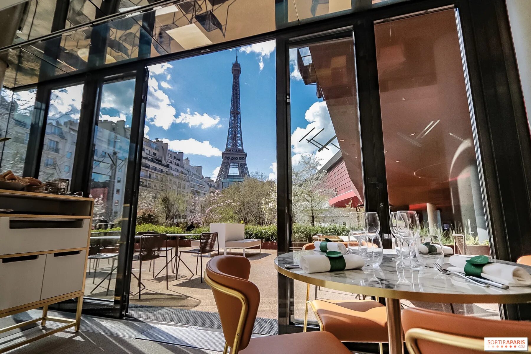 Париж лаунж бар сибирская ул 13 фото Café Jacques opens its terrace at the Musée du Quai Branly, Paris - Sortiraparis