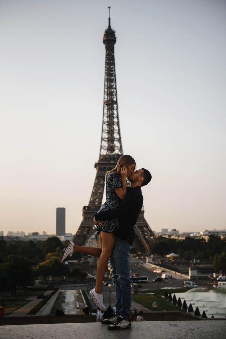 Париж лучшее фото Couple photoshoot in Paris with Eiffel Tower amazing emotions inspiration kiss P