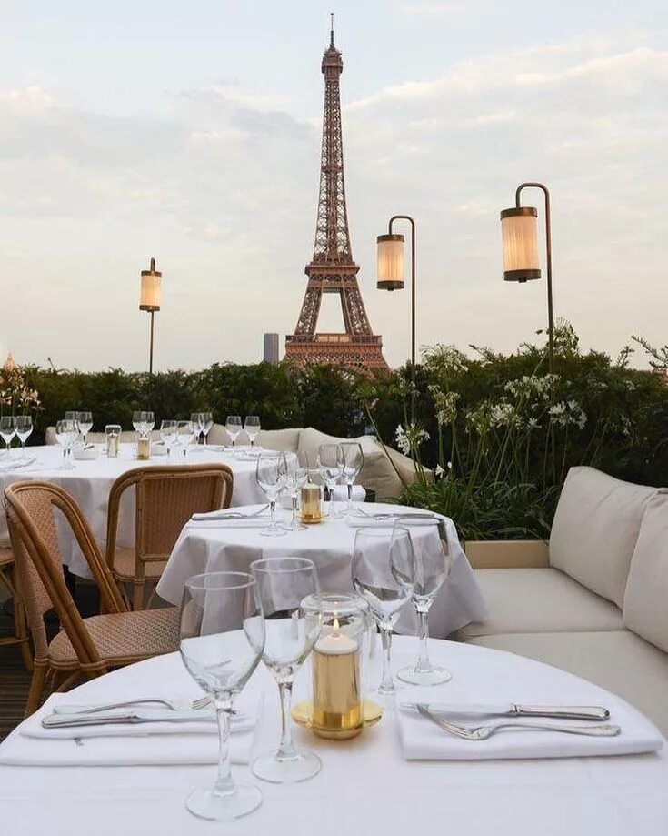 Париж рестораны фото Nestled in Paris' Cité de l’Architecture, Girafe has earned a solid standing in 