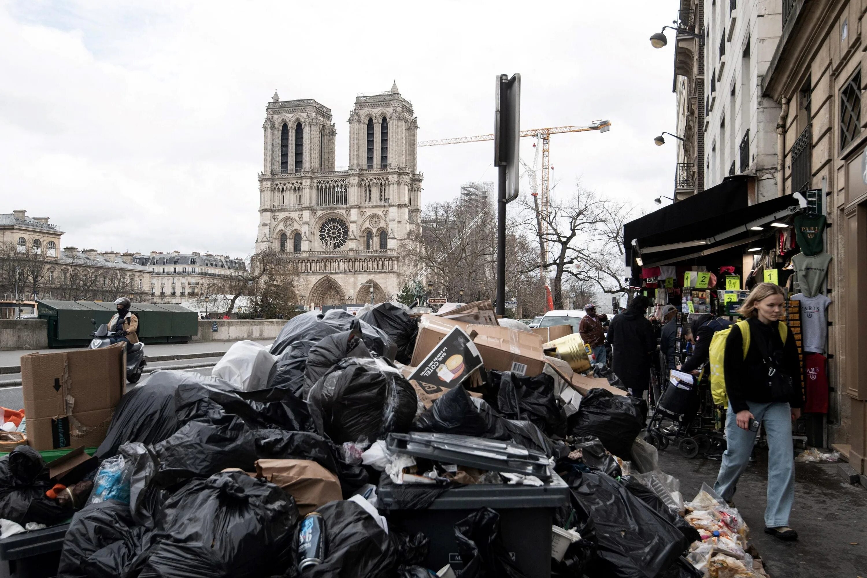 Париж сегодня фото без прикрас Paris Is Not So Romantic As Garbage Piles Up In The Streets And Massive Strikes 