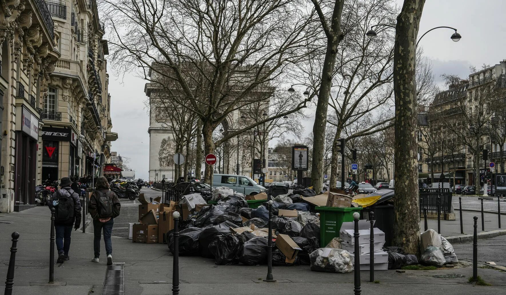 Париж в марте фото Paris garbage collectors continue strike as trash lines streets - Washington Tim
