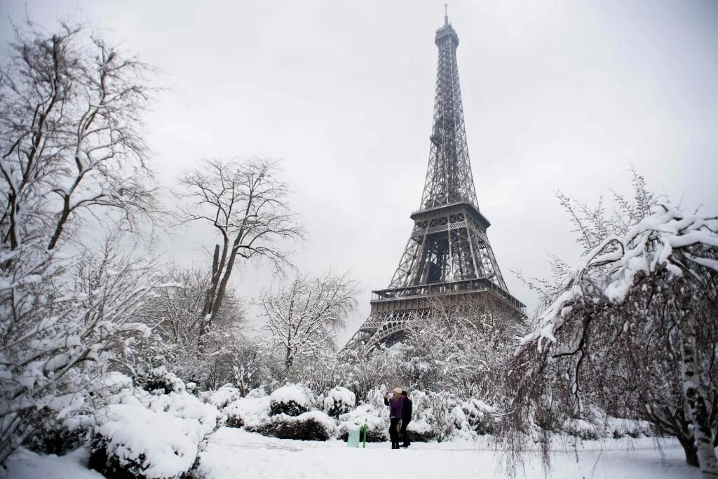 Париж зимой фото Rare snow brings Paris to scenic standstill