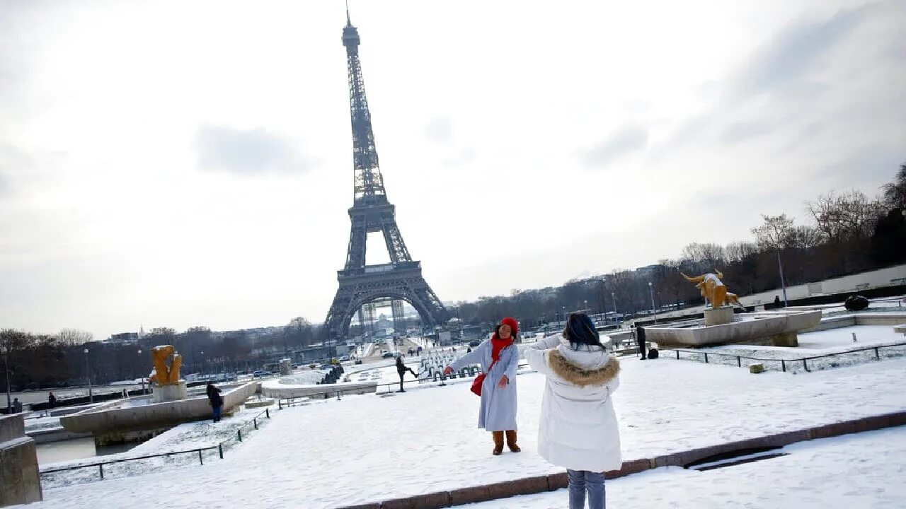 Париж зимой фото Eiffel Tower needs blowtorch to remove ice as snow blankets Europe
