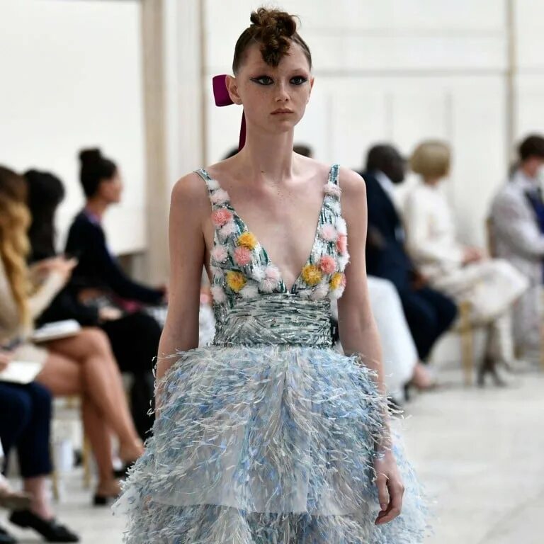 Парижская неделя моды 2024 фото Chanel’s Impressionist-inspired Paris Fashion Week show: Margaret Qualley ended 