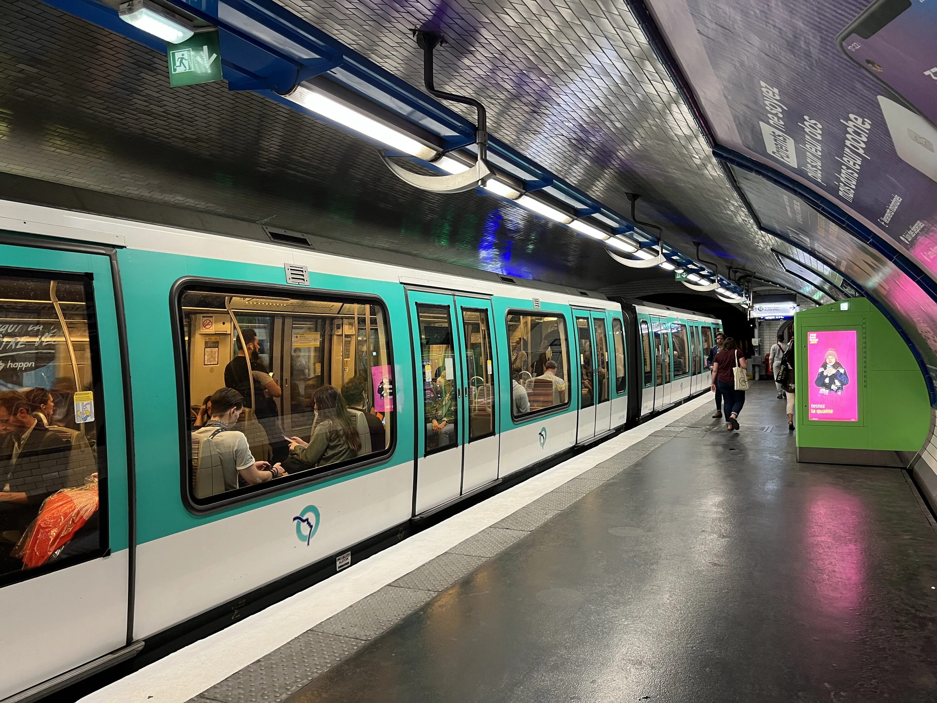 Парижское метро фото File:Station Pigalle Métro Paris Ligne 2 - Paris XVIII (FR75) - 2022-07-01 - 2.j