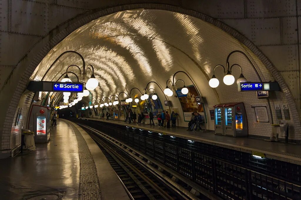 Парижское метро фото Paris Métro station Cité Cité is a metro station on Line 4. Flickr