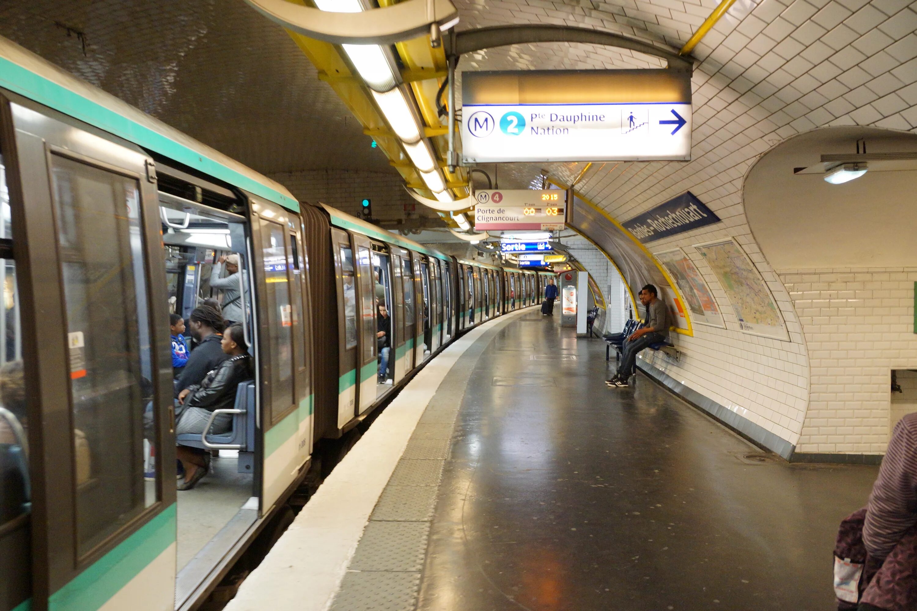 Парижское метро фото File:Barbès - Rochechouart metro station, Paris 7 April 2014 005.jpg - Wikipedia