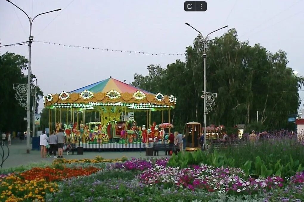 Парк 30 летия влксм омск фото В парке имени 30-летия ВЛКСМ заработала самая большая карусель в Омске - МК Омск