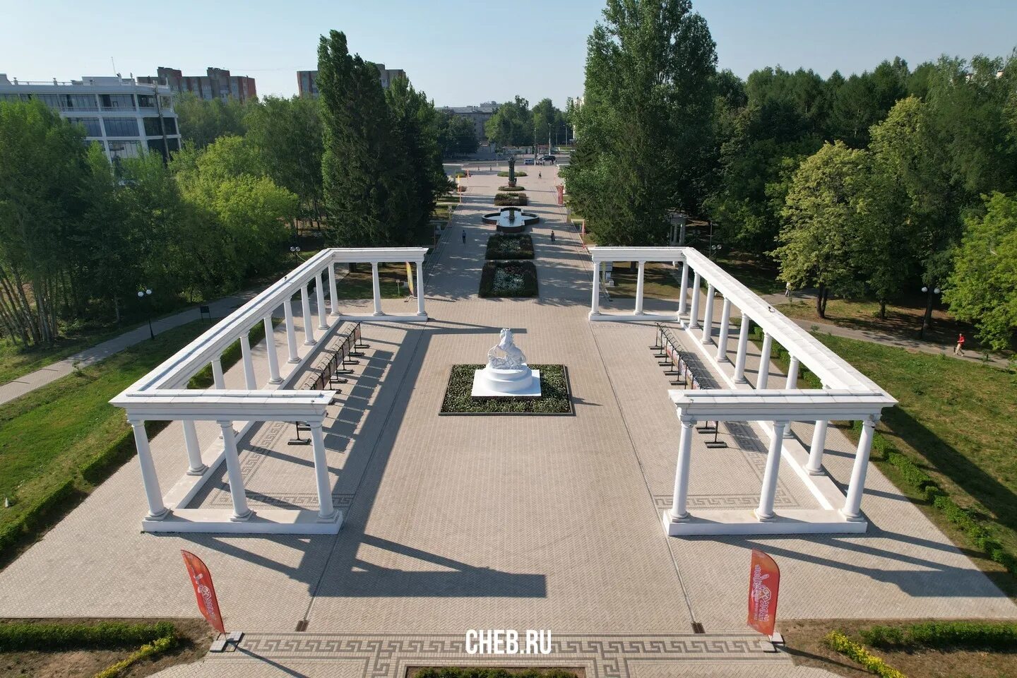 Парк амазония чебоксары фото 2024 Вид сверху на пешеходный бульвар на входе в Амазонию - июнь 2021-го