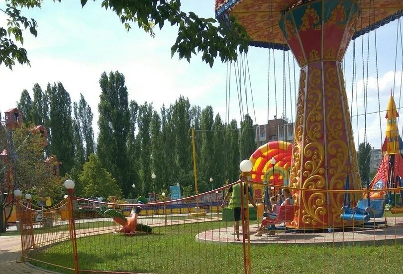 Парк аттракционов воронеж фото В Воронеже упавшая с аттракциона фигура петуха едва не задела отдыхающих - Новос