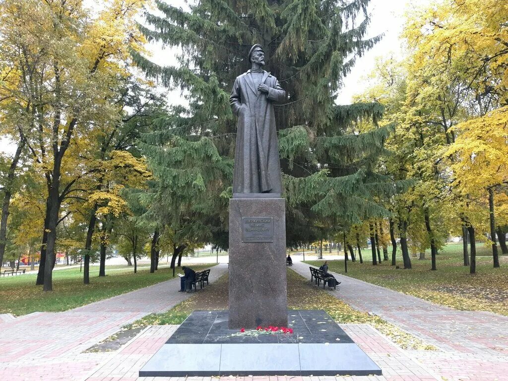 Парк дзержинского курск фото Памятник Ф. Э. Дзержинскому, жанровая скульптура, Курск, парк имени Дзержинского